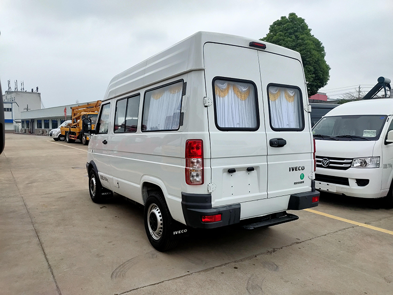 依维柯得意（中顶）殡仪车