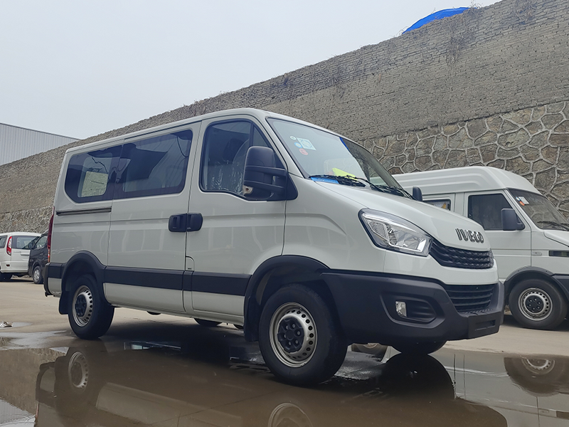 依维柯欧胜（低顶）殡仪车 - 白色