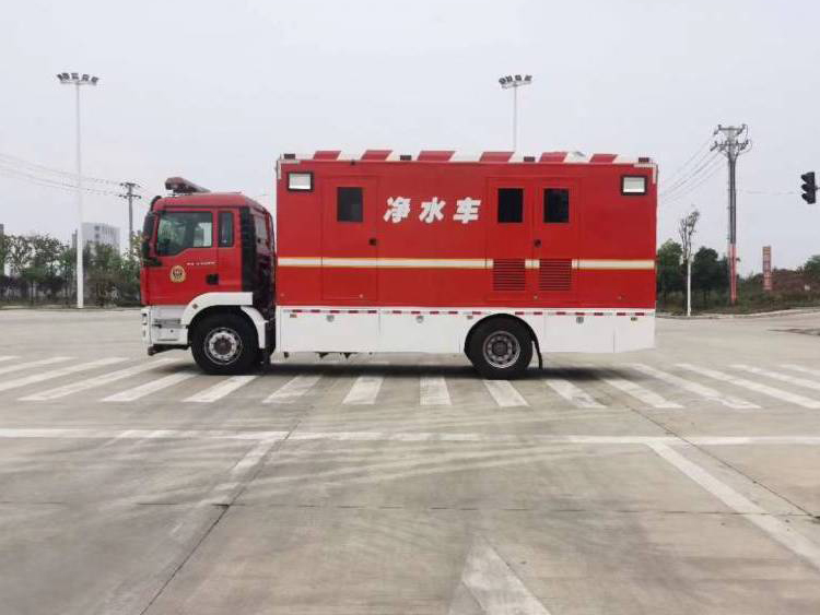 重汽豪沃野营净水车